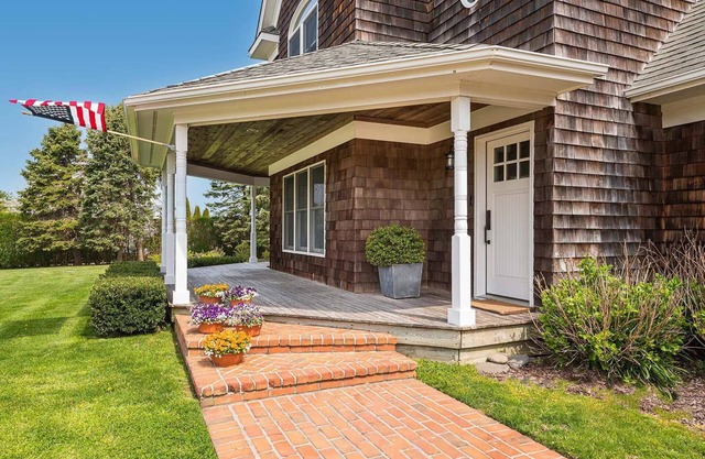Stunning Farmhouse W/Solar Heated Pool in North Fork, Farmstands, winery& beach