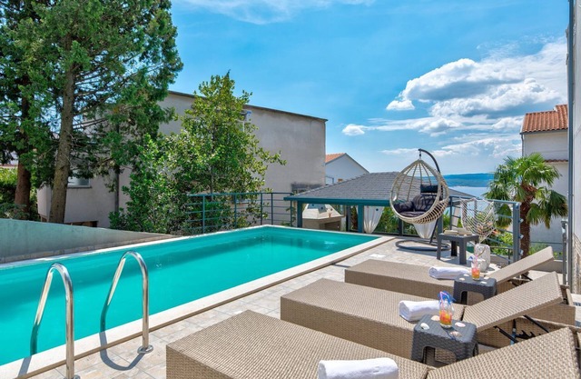 Stunning flat 150 metres to the beach with jacuzzi, sea view, pool, pool table
