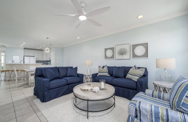 Stunning! FREE Linens/Towels, Indoor & Outdoor Pools, Kiddie Pool, Beach Chairs
