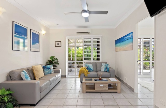 Stunning ,fully self contained ,2 bedroom apartment, just 200 metres from beach.
