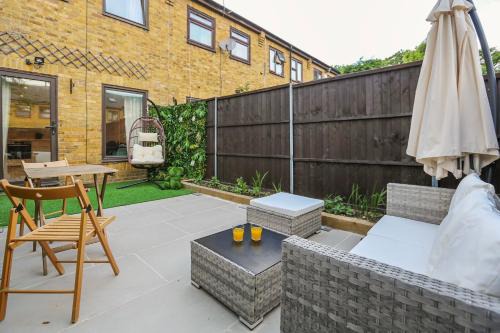 STUNNING Garden House Prime Location W Private Parking