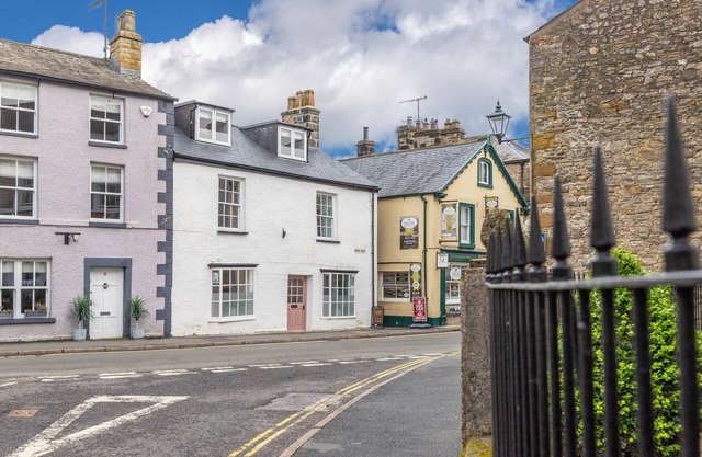 Stunning Grade 2 Listed Cottage that sleeps 8 in the heat of Kirkby Lonsdale