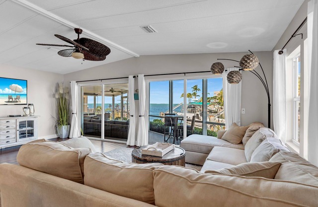 Stunning Hammer Point Home with Dockage and Bay Views