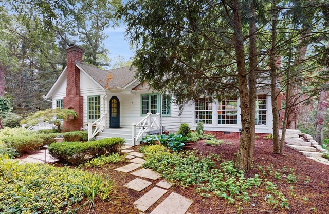 Stunning Harbor County Home w/Hot tub, Large yard, Near Beaches & Town.