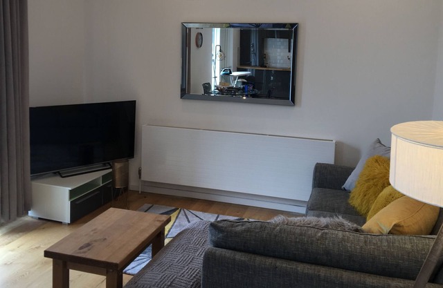 Stunning high ceiling open planned luxury 2 Bedroom Apartment Sleeps 5