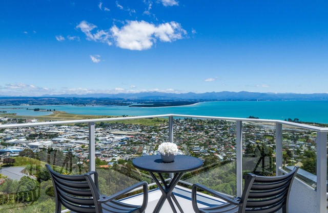 Stunning hill-top location, Sea Views and Spa Pool