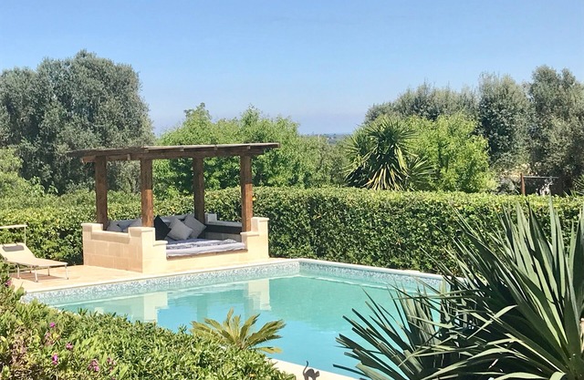 Stunning hilltop property with big pool & panoramic views. Excellent amenities.