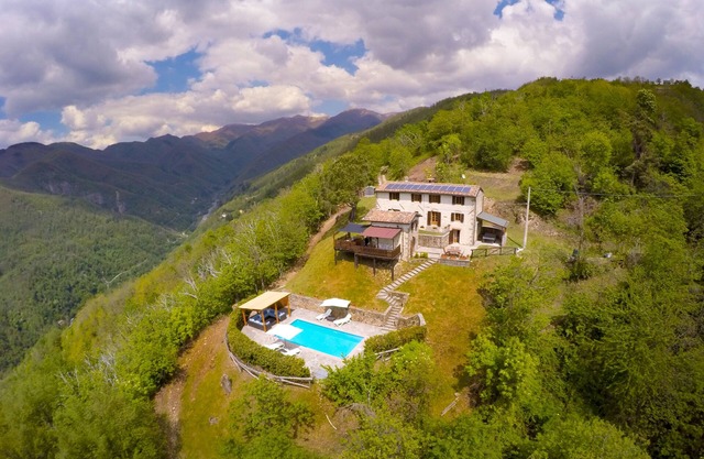 Stunning hilltop Tuscan farmhouse. Private pool with spectacular views.