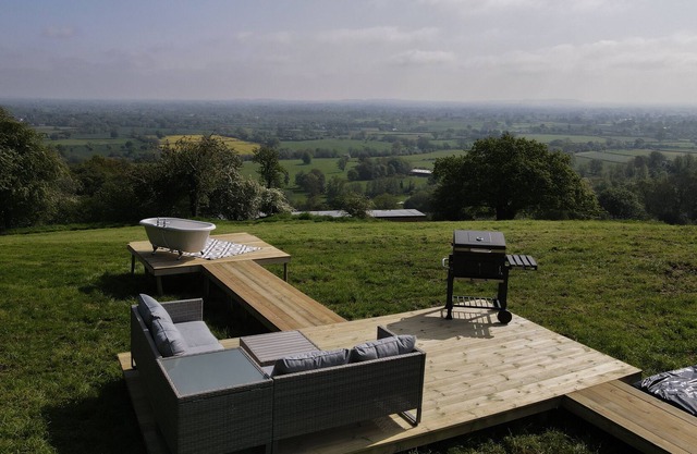 Stunning Hilltop Views, Outdoor Bathtub, Cosy Geodome!