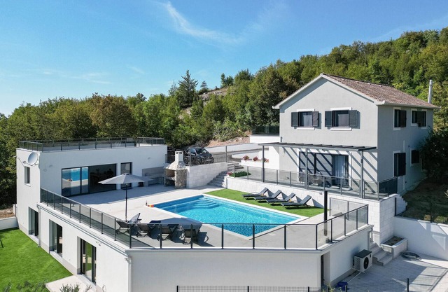 Stunning home in Obrovac Sinjski