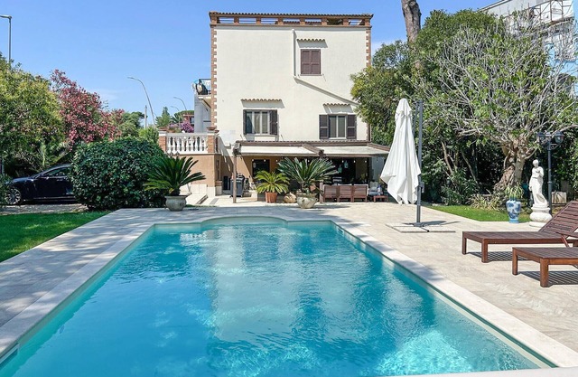 Stunning home in Anzio with kitchen