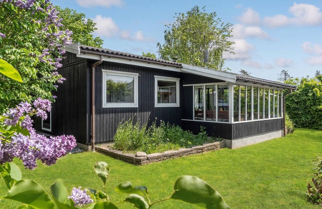 Stunning home in Bogø By with kitchen