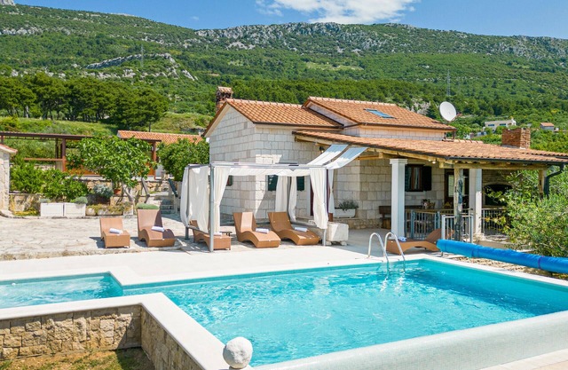Stunning home in Kastel Luksic