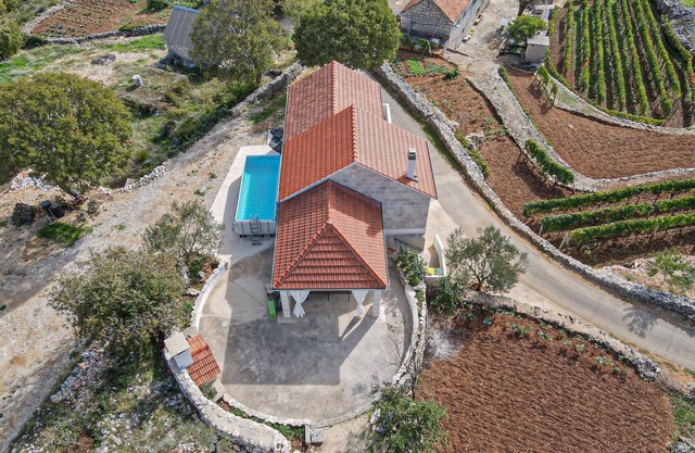 Stunning home in Lokvicici with jacuzzi