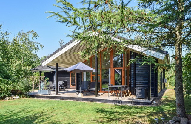 Stunning home in Oksbøl with kitchen