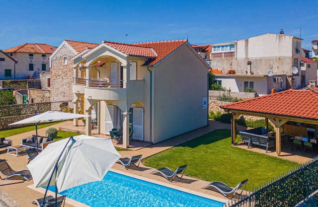 Stunning home in Pirovac with kitchen