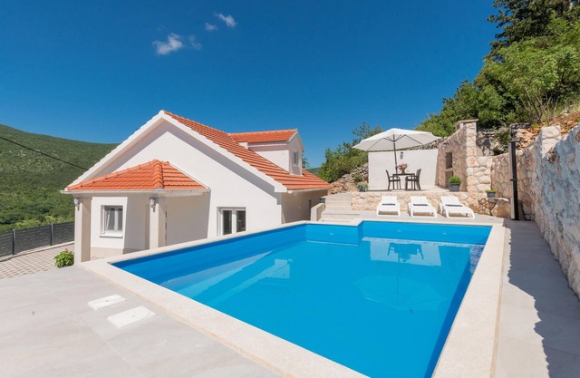 Stunning home in Poljica with kitchen