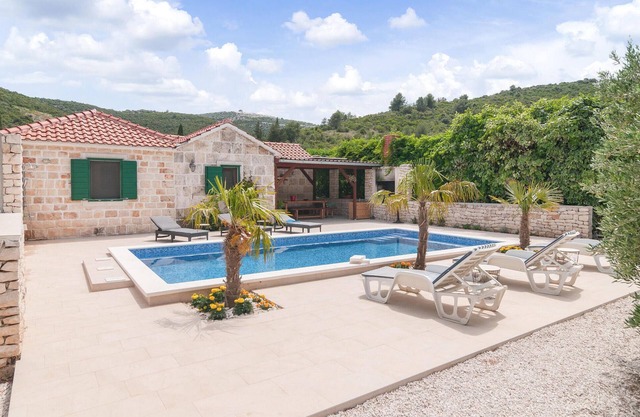 Stunning home in Postira