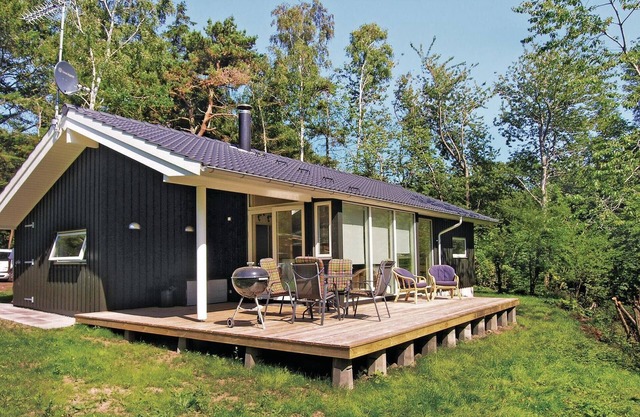 Stunning home in Rønne with kitchen