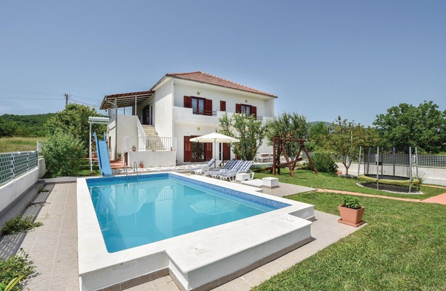 Stunning home in Sinj with WiFi