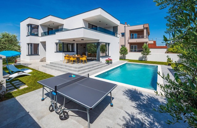 Stunning home in Valbandon with WiFi
