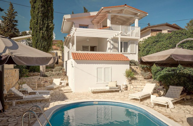 Stunning home in Vrboska with kitchen