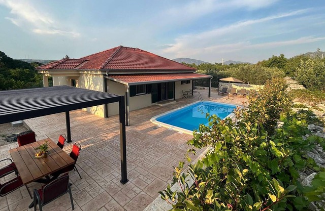 Stunning home in Zadvarje