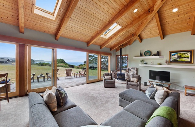 Stunning Home on the Bluffs w/Ocean Views, Redwood Decks, Hot Tub & Sauna