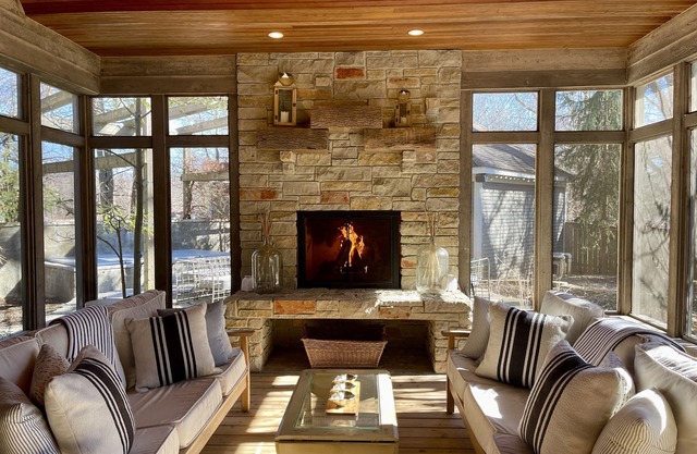 Stunning home w Assoc pool, private hot tub. Walk to lake, restaurants,brewery