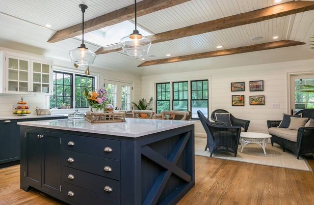 Stunning home w/private beach and hot tub. Sleeps 12. 9 mins to DT Portland.