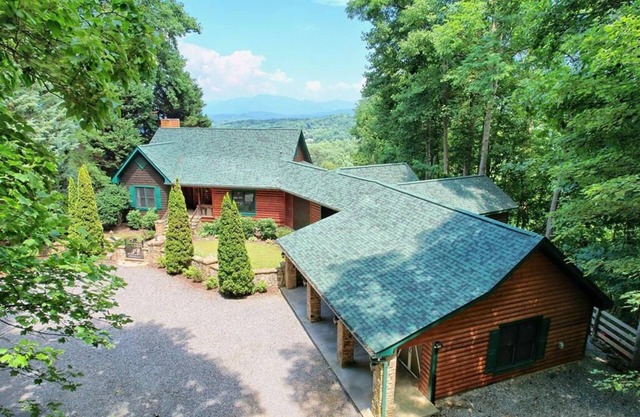 Stunning Home with Lake and endless Mountains Views