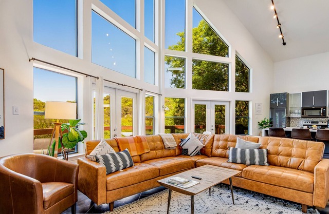 Stunning home with WiFi, central AC, washer/dryer, tennis and basketball nearby