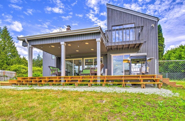 Stunning Hood Canal Getaway w/Private Deck!