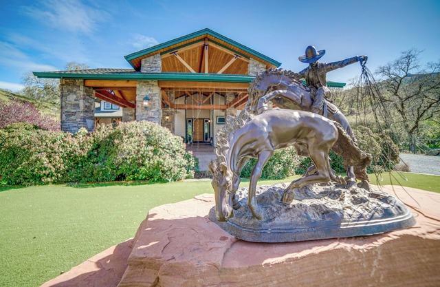 Stunning Hopland Vacation Rental w/Pool & Hot Tub