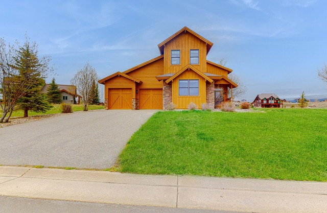 Stunning house w/mountain views, free WiFi, outdoor activities