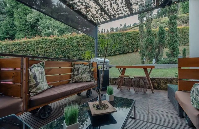 Stunning House with Jacuzzi In Guarne