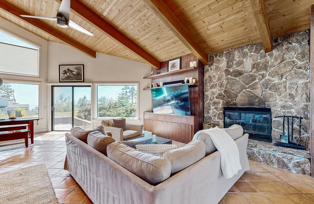 Stunning house with water view, BRAND NEW 6 person hot tub, spacious deck