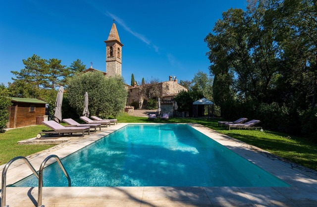 Stunning private villa with WIFI, private pool, TV, patio and parking, close to Greve In Chianti