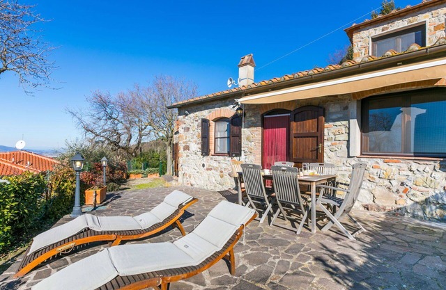 Stunning private villa with WIFI, hot tub, terrace, pets allowed, panoramic view and parking