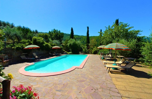 Stunning private villa for 4 people with A/C, private pool, WIFI, TV and parking, close to Cortona