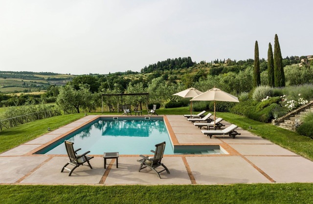Stunning private villa with private pool, WIFI, A/C, hot tub, TV, patio, panoramic view, parking