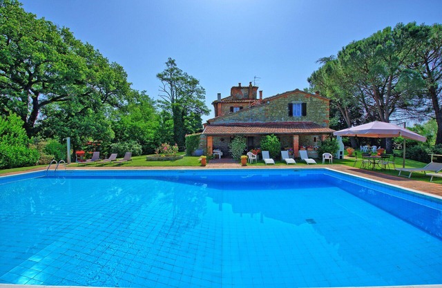 Stunning private villa with WIFI, private pool, TV, patio, panoramic view, parking, close to Arezzo