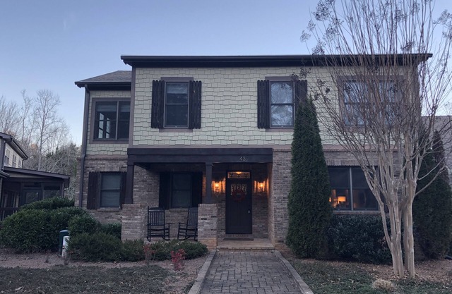 Stunning Lake Burton Home- comfortably decorated on Cherokee Cove.