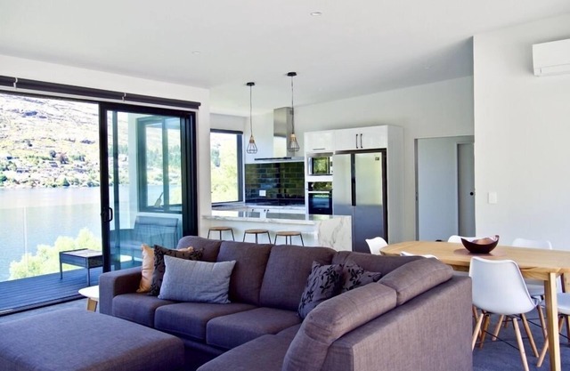 Stunning Lake House in Queenstown