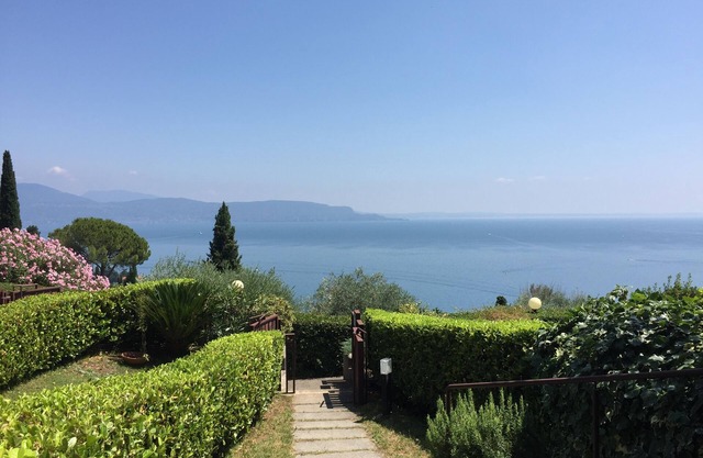 Stunning Lake view! 5 minutes to Il Vittoriale degli Italiani!