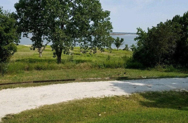 Stunning Lake Whitney Home, 3 minute walk to fishing, swimming and boat launch