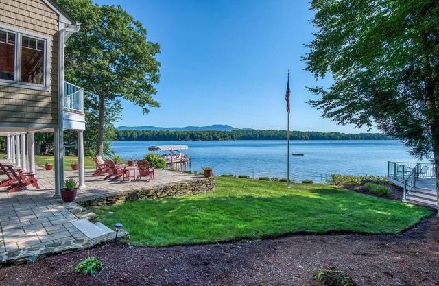 Stunning lakefront hideaway with water view, beach access & dock