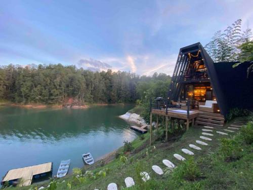 Stunning lakefront retreat, breathtaking views