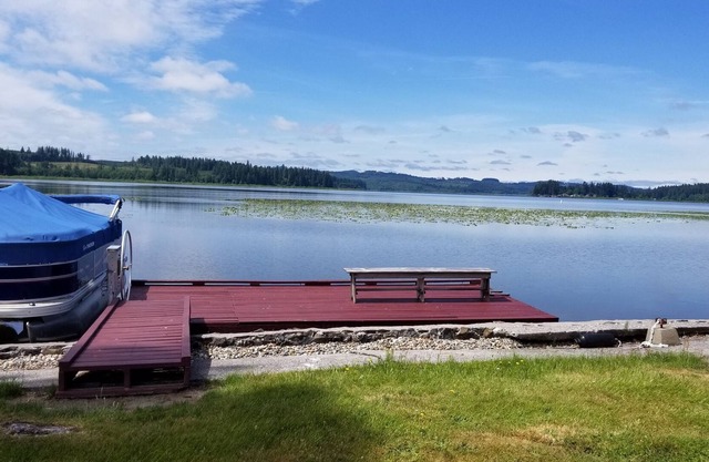 Stunning lakefront w-dock Silver lake to Mt St Helens No Pets-No Exceptions!