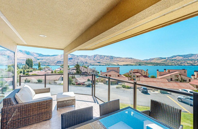 Stunning lakeside condo with shared pools, hot tub, and spectacular lake views